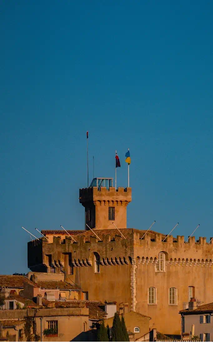 Extérieur château et du village du Haut de Cagnes.